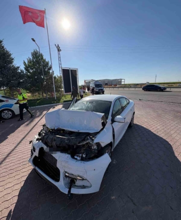 Aksaray'da otomobil kamyona çarptı: 5 yaralı