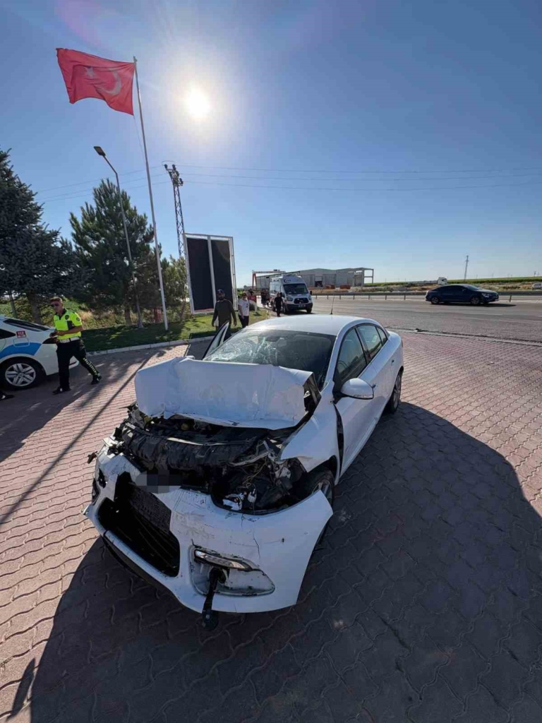 Aksaray'da otomobil kamyona çarptı: 5 yaralı