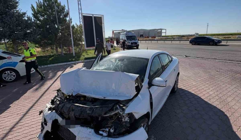 Aksaray'da otomobil kamyona çarptı: 5 yaralı