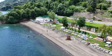 AKTAŞ PLAJI YAPILAN DÜZENLEMELERLE YAZIN GÖZDE PLAJLARI ARASINA GİRDİ