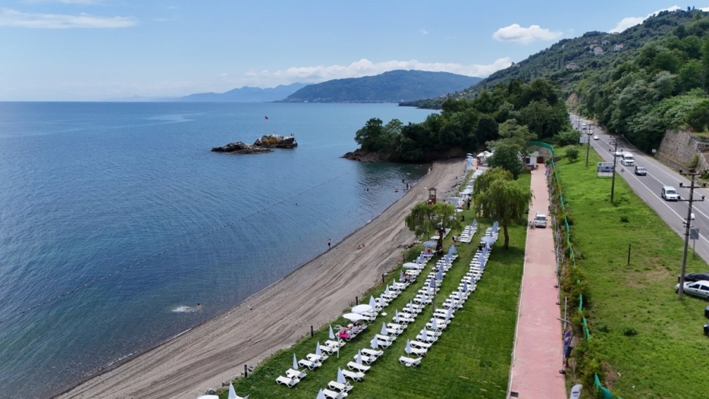 AKTAŞ PLAJI YAPILAN DÜZENLEMELERLE YAZIN GÖZDE PLAJLARI ARASINA GİRDİ