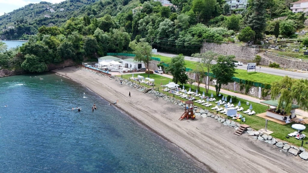 AKTAŞ PLAJI YAPILAN DÜZENLEMELERLE YAZIN GÖZDE PLAJLARI ARASINA GİRDİ