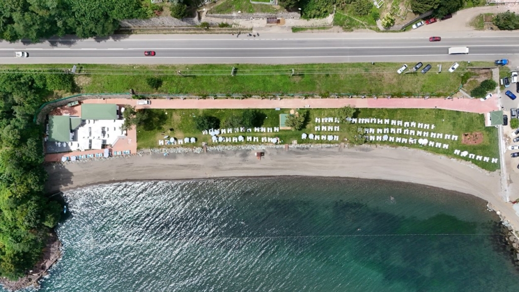 AKTAŞ PLAJI YAPILAN DÜZENLEMELERLE YAZIN GÖZDE PLAJLARI ARASINA GİRDİ
