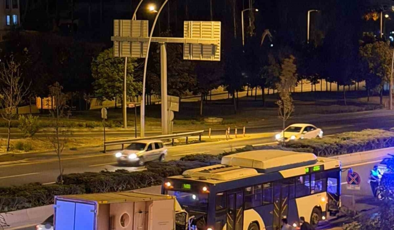 Ankara'da EGO otobüsüne kamyonet çarptı