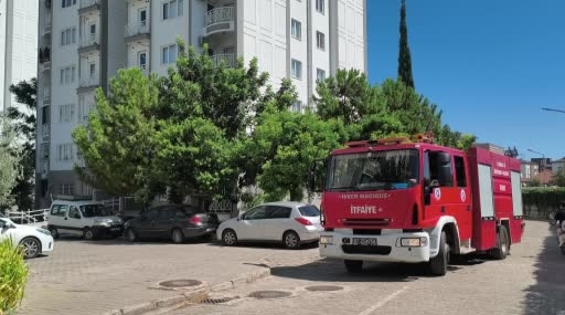 Antalya'da eski sevgilisinin kapısını ateşe veren şahıs aranıyor