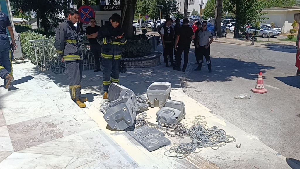 Antalya'da işletme sahibi, ceza nedeniyle ses sistemini yaktı