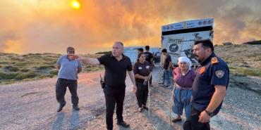 Aydın Büyükşehir, Çine'de yangında mahsur kalan kadına yardım etti