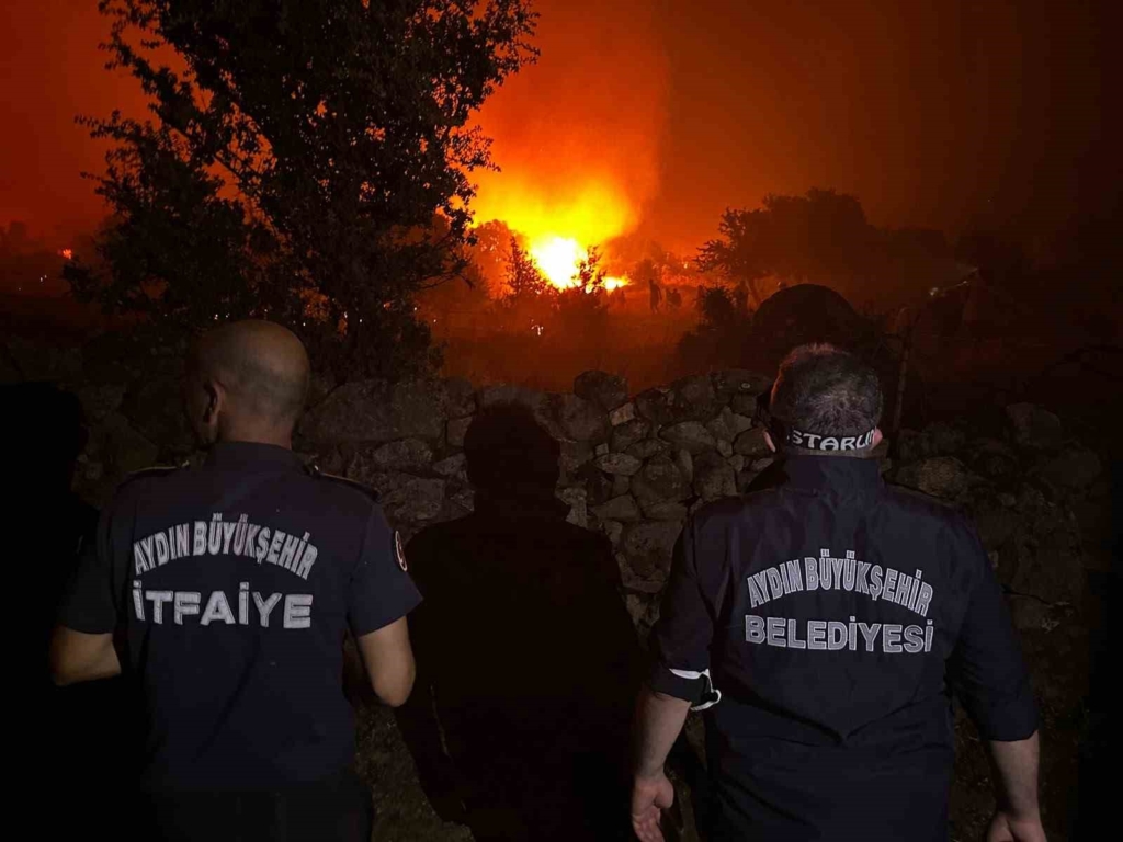 Aydın'da Orman Yangınına Büyükşehir İtfaiyesi Müdahale Etti
