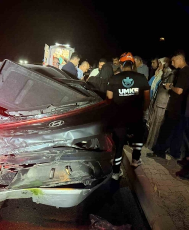 Bingöl'de iki otomobilin çarpışması sonucu 4 kişi yaralandı