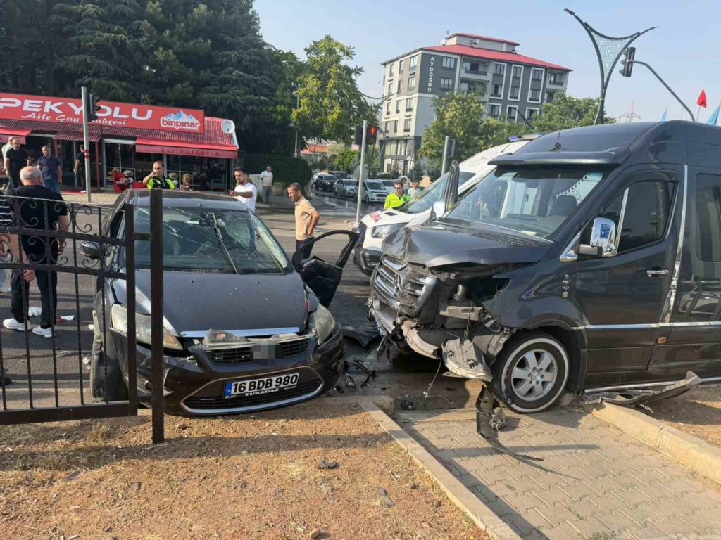 Bingöl'de minibüs ve otomobil çarpıştı, 5 kişi yaralandı