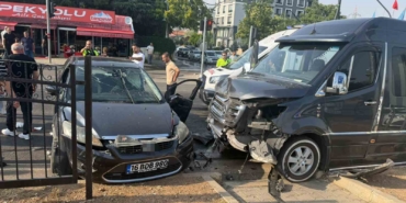 Bingöl'de minibüs ve otomobil çarpıştı, 5 kişi yaralandı