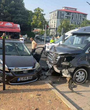 Bingöl'de minibüs ve otomobil çarpıştı, 5 kişi yaralandı