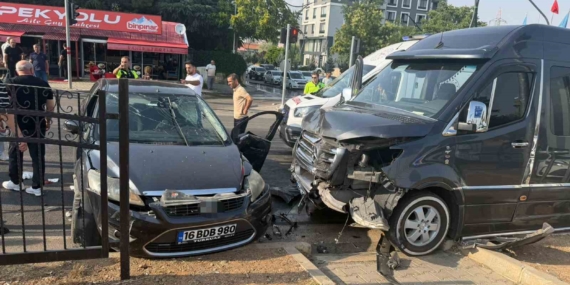 Bingöl'de minibüs ve otomobil çarpıştı, 5 kişi yaralandı