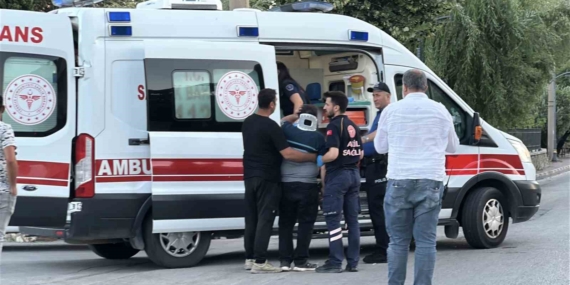 Burdur'da hafif ticari araç ile motosiklet çarpıştı, 2 yaralı