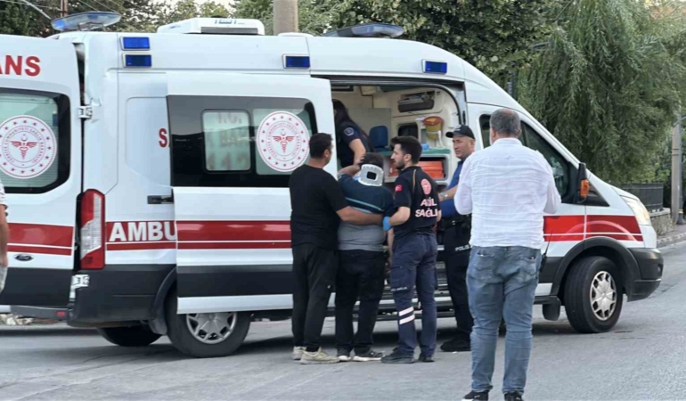 Burdur'da hafif ticari araç ile motosiklet çarpıştı, 2 yaralı