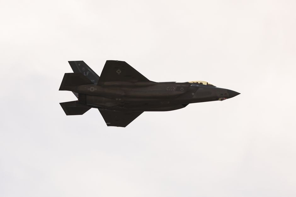 California'da F-35 savaş uçağı düştü, alev aldı
