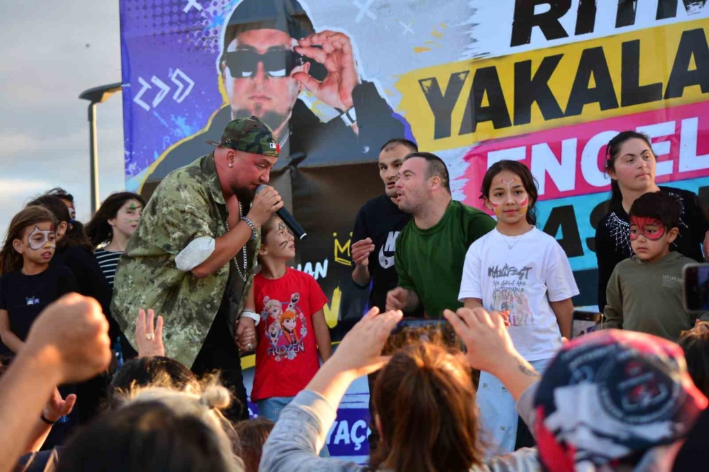 Çorum'da özel bireyler rap konserinde eğlendi