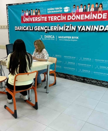 DARICA'DA YKS ÖĞRENCİLERİ İÇİN ÜCRETSİZ TERCİH DANIŞMANLIĞI BAŞLADI