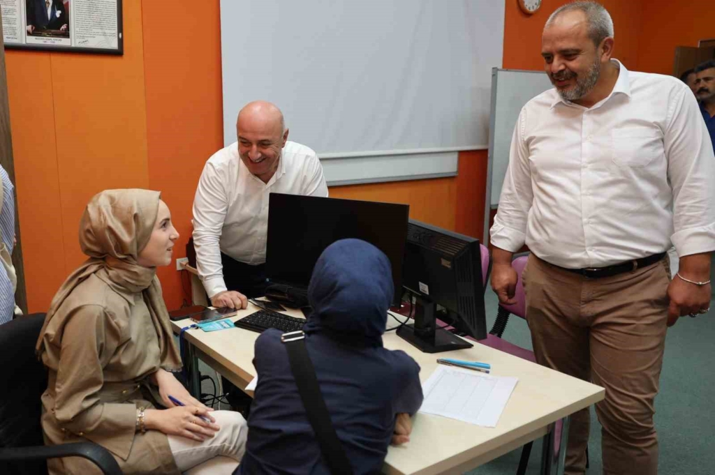 DARICA'DA YKS ÖĞRENCİLERİ İÇİN ÜCRETSİZ TERCİH DANIŞMANLIĞI BAŞLADI