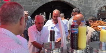 Diyarbakır'da Cuma Namazı Sonrası İkram Geleneği Devam Ediyor