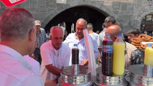 Diyarbakır'da Cuma Namazı Sonrası İkram Geleneği Devam Ediyor