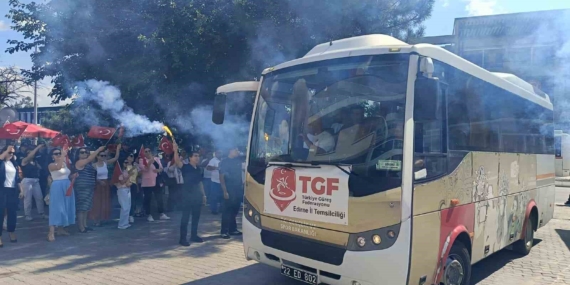EDİRNE'DE TÜRKİYE ŞAMPİYONU MİNİK SPORCULARA COŞKULU KARŞILAMA EDİRNELİ TÜRKİYE ŞAMPİYONU GÜREŞÇİLER DAVUL-ZURNA EŞLİĞİNDE KARŞILANDI