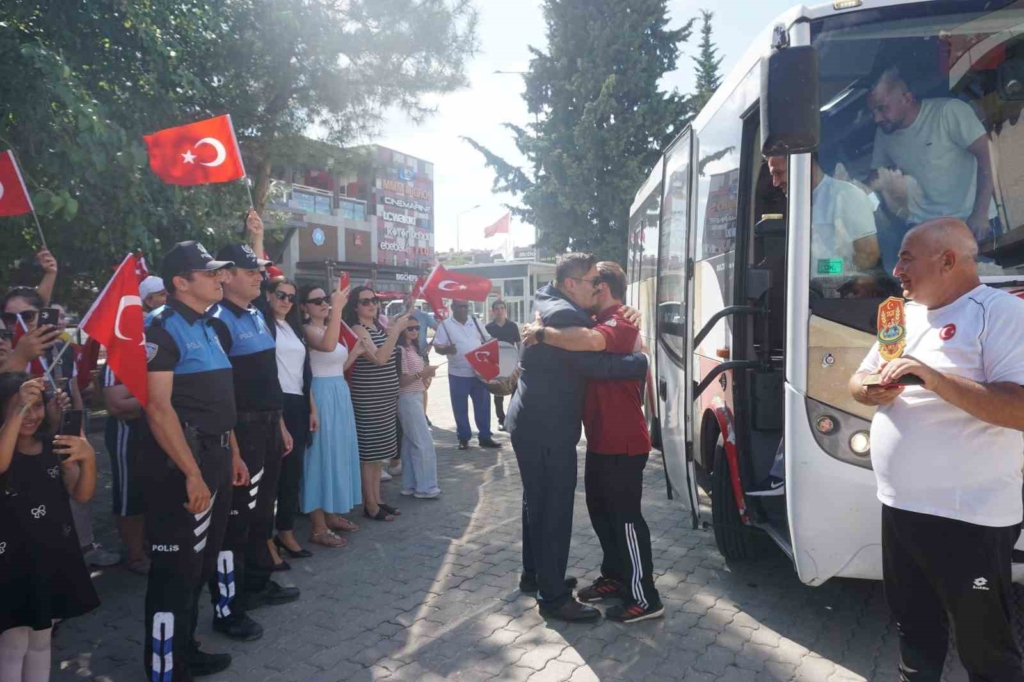 EDİRNE'DE TÜRKİYE ŞAMPİYONU MİNİK SPORCULARA COŞKULU KARŞILAMA EDİRNELİ TÜRKİYE ŞAMPİYONU GÜREŞÇİLER DAVUL-ZURNA EŞLİĞİNDE KARŞILANDI