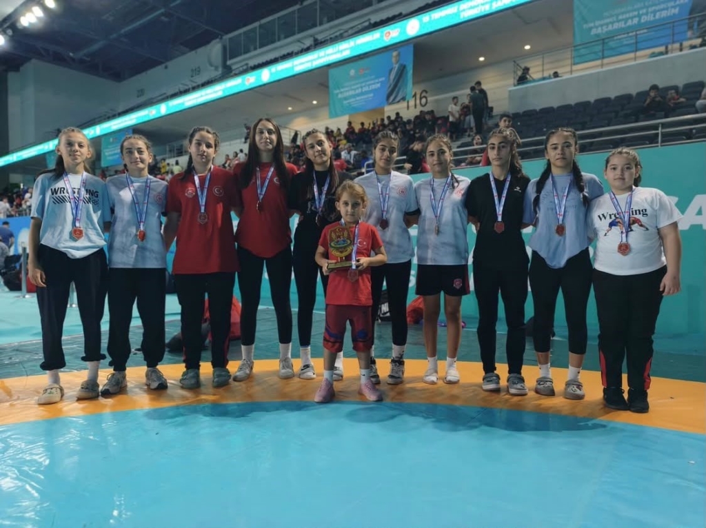 EDİRNE'DE TÜRKİYE ŞAMPİYONU MİNİK SPORCULARA COŞKULU KARŞILAMA EDİRNELİ TÜRKİYE ŞAMPİYONU GÜREŞÇİLER DAVUL-ZURNA EŞLİĞİNDE KARŞILANDI