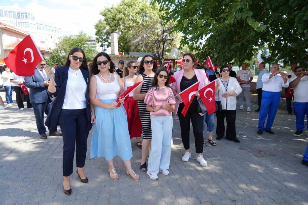 EDİRNE'DE TÜRKİYE ŞAMPİYONU MİNİK SPORCULARA COŞKULU KARŞILAMA EDİRNELİ TÜRKİYE ŞAMPİYONU GÜREŞÇİLER DAVUL-ZURNA EŞLİĞİNDE KARŞILANDI