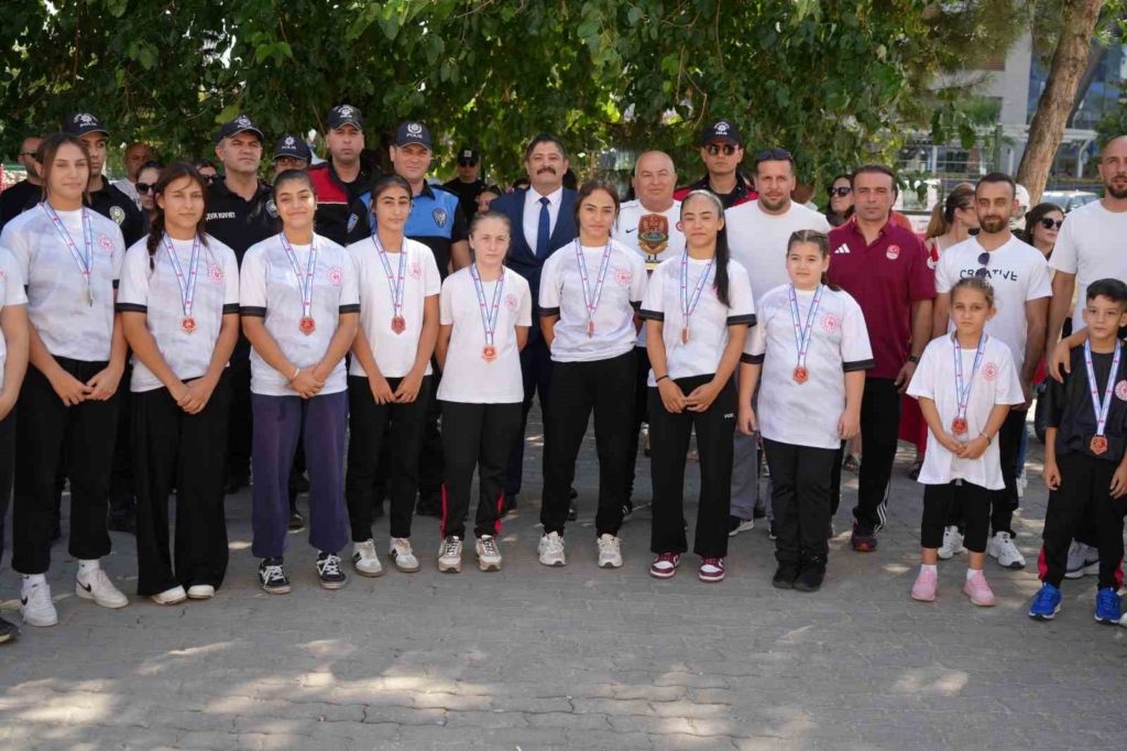 EDİRNE'DE TÜRKİYE ŞAMPİYONU MİNİK SPORCULARA COŞKULU KARŞILAMA EDİRNELİ TÜRKİYE ŞAMPİYONU GÜREŞÇİLER DAVUL-ZURNA EŞLİĞİNDE KARŞILANDI