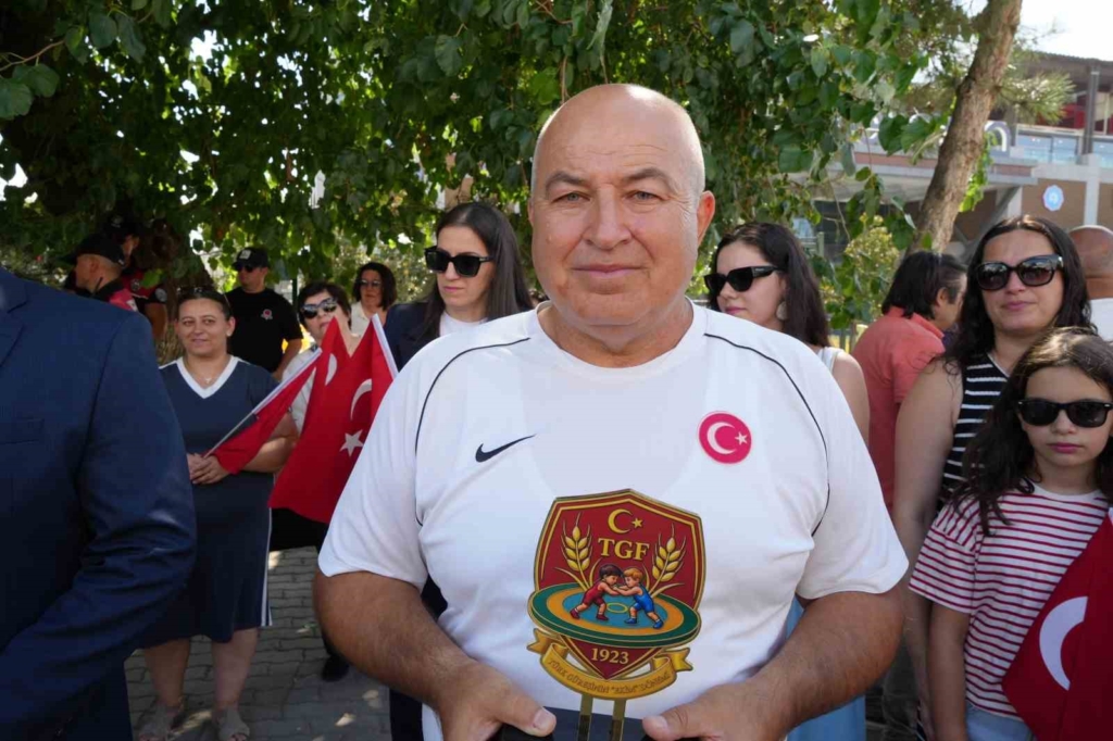 EDİRNE'DE TÜRKİYE ŞAMPİYONU MİNİK SPORCULARA COŞKULU KARŞILAMA EDİRNELİ TÜRKİYE ŞAMPİYONU GÜREŞÇİLER DAVUL-ZURNA EŞLİĞİNDE KARŞILANDI