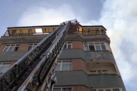 Elazığ'da apartman çatısında yangın: 1 kişi dumandan etkilendi