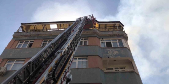 Elazığ'da apartman çatısında yangın: 1 kişi dumandan etkilendi