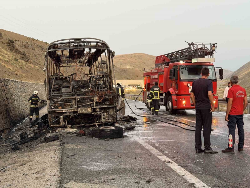 Erzincan-Sivas yolunda yolcu otobüsü yandı