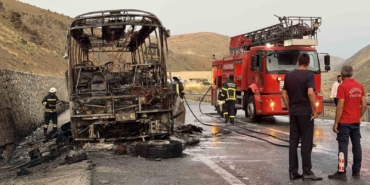 Erzincan-Sivas yolunda yolcu otobüsü yandı