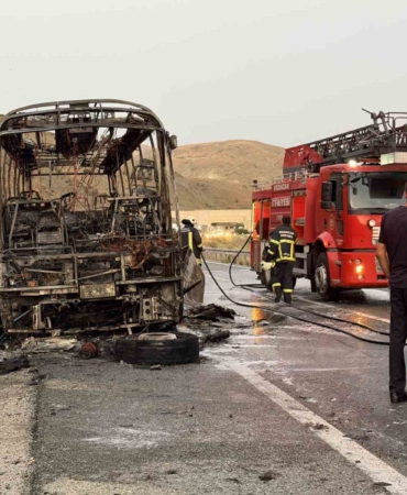 Erzincan-Sivas yolunda yolcu otobüsü yandı