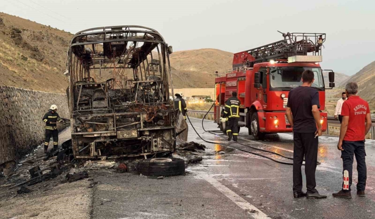 Erzincan-Sivas yolunda yolcu otobüsü yandı