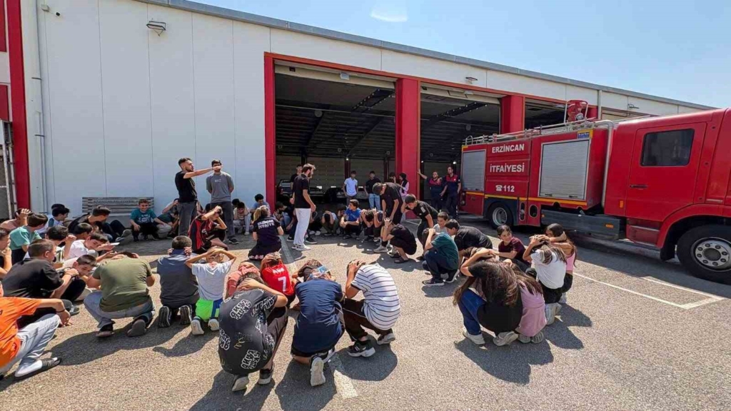 Erzincan'da öğrenciler itfaiyeciliği yerinde öğreniyor