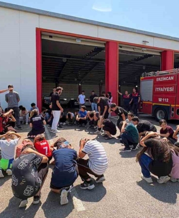Erzincan'da öğrenciler itfaiyeciliği yerinde öğreniyor