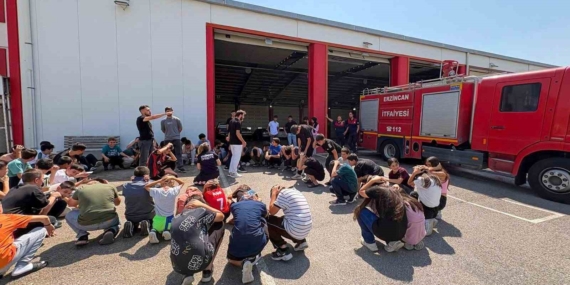 Erzincan'da öğrenciler itfaiyeciliği yerinde öğreniyor