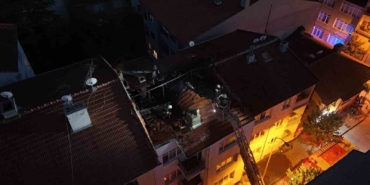 Eskişehir'de 4 katlı binanın çatısında yangın çıktı