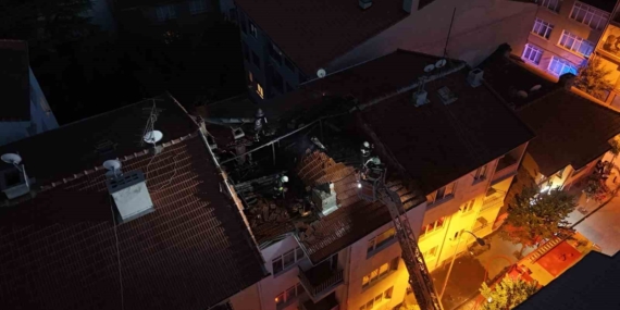 Eskişehir'de 4 katlı binanın çatısında yangın çıktı