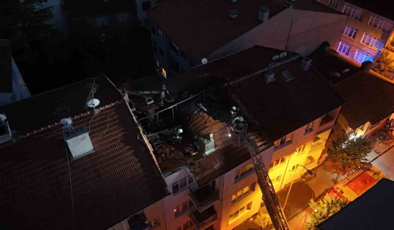 Eskişehir'de 4 katlı binanın çatısında yangın çıktı