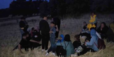 EZİNE'DE 32 KAÇAK GÖÇMEN YAKALANDI