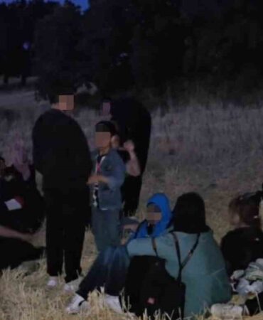 EZİNE'DE 32 KAÇAK GÖÇMEN YAKALANDI