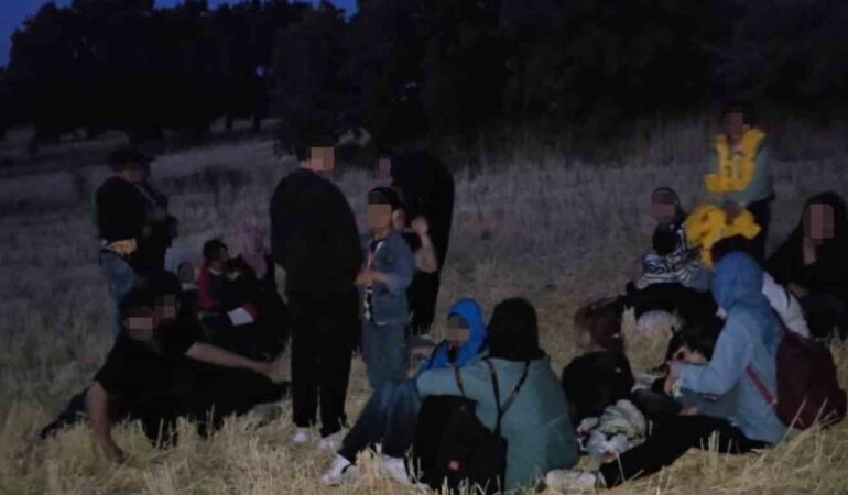 EZİNE'DE 32 KAÇAK GÖÇMEN YAKALANDI