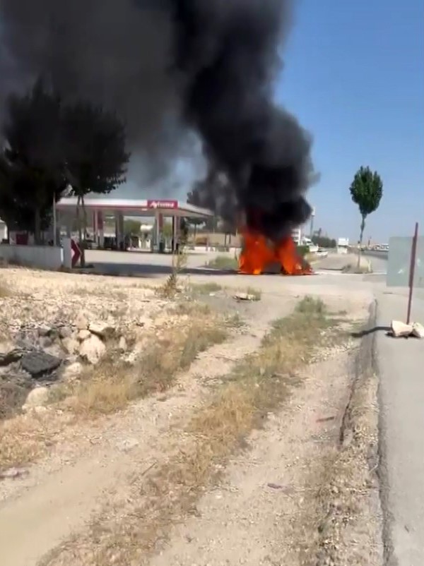 Gaziantep'te seyir halindeki otomobil alev aldı
