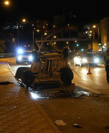 Gümüşhane'de otomobilin refüjü aşarak karşı şeride geçmesi sonucu 1 yaralı