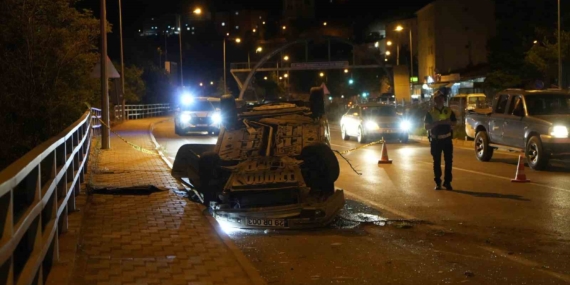 Gümüşhane'de otomobilin refüjü aşarak karşı şeride geçmesi sonucu 1 yaralı