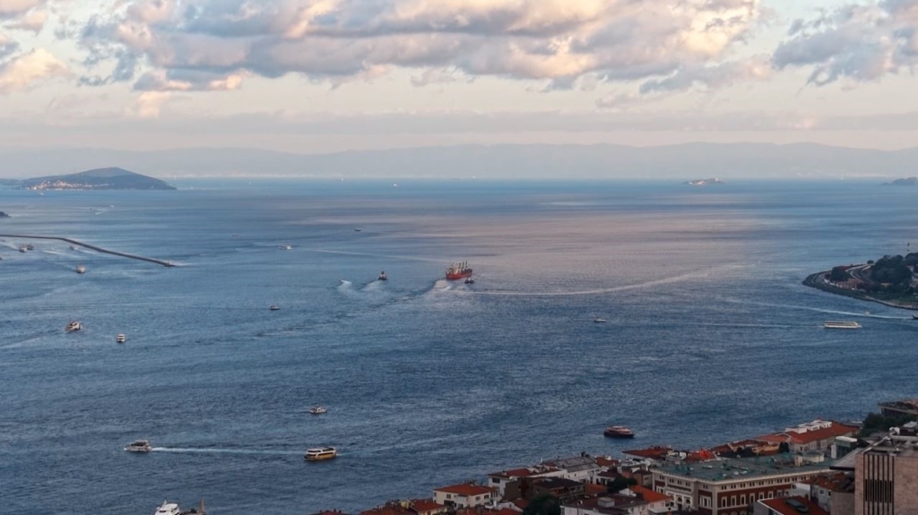 İstanbul Boğazı'nda arızalanan yük gemisi Ahırkapı'ya çekildi